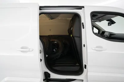 Car image 27