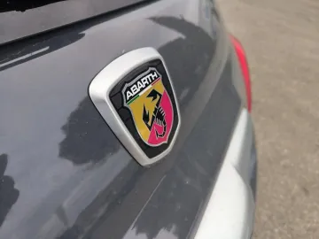Car image 28