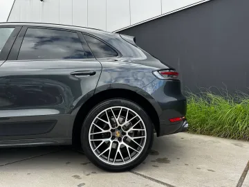 Car image 40