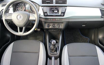 Car image 10