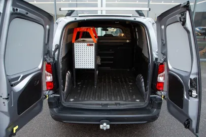 Car image 12