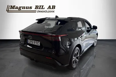 Car image 3