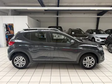 Car image 4