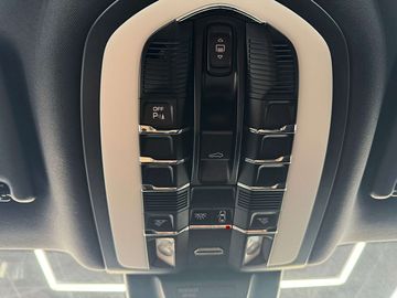 Car image 37