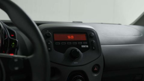 Car image 30