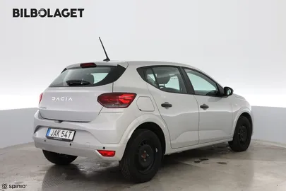 Car image 4