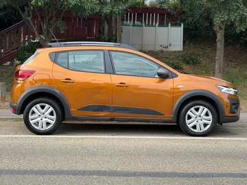 Car image 4