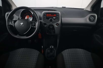 Car image 12