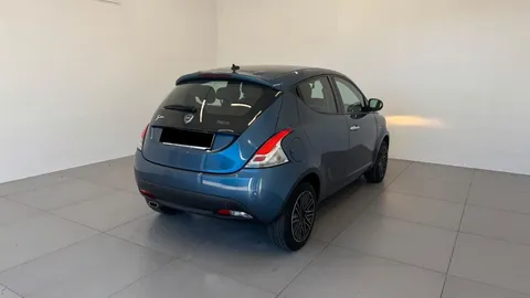 Car image 4
