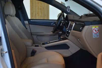 Car image 27
