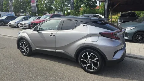 Car image 5
