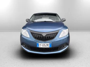 Car image 3