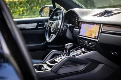 Car image 30