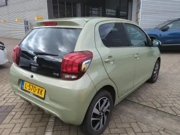 Car image 3