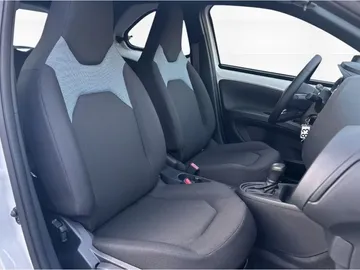 Car image 17