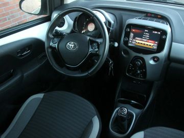 Car image 26