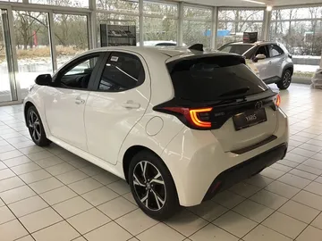 Car image 4