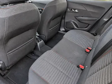 Car image 18