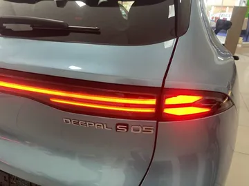 Car image 13
