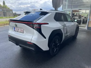 Car image 4