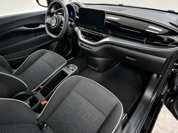 Car image 18