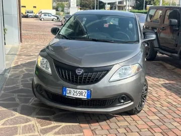 Car image 4
