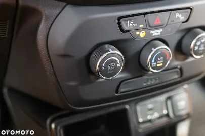 Car image 40