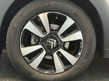 Car image 34