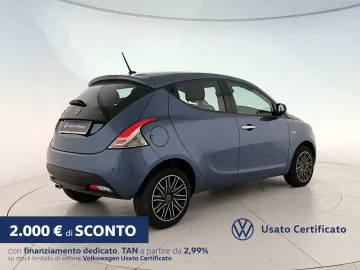 Car image 3