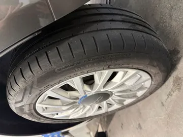 Car image 30