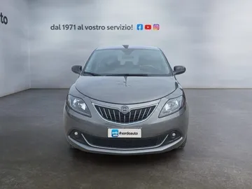 Car image 3