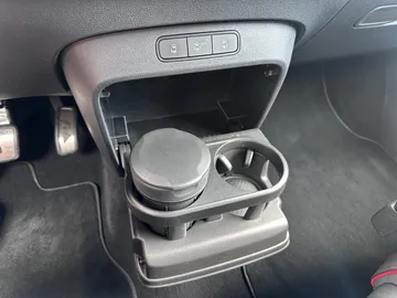 Car image 32