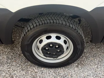Car image 28