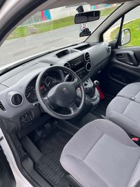 Car image 15