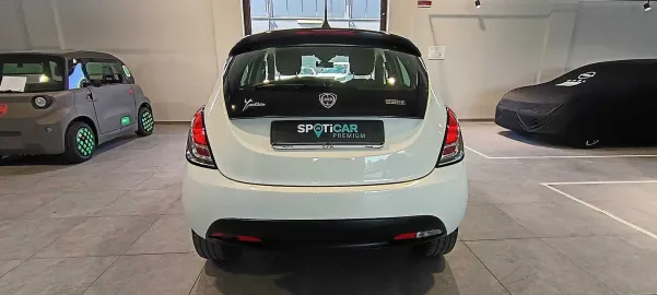 Car image 3