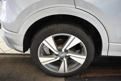Car image 30