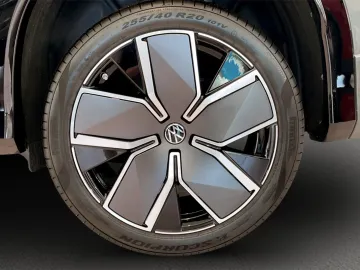 Car image 26