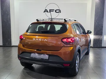 Car image 4