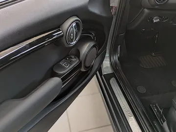 Car image 36