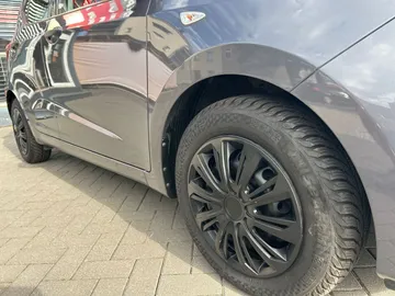 Car image 25