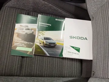 Car image 30