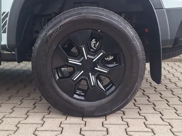 Car image 27