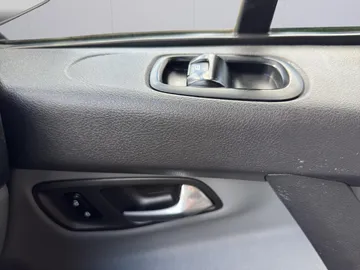 Car image 32