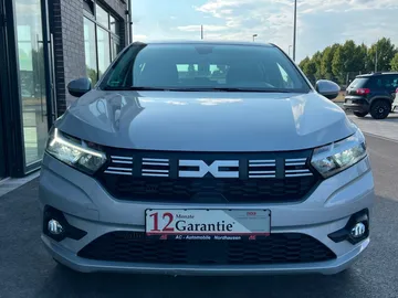 Car image 4