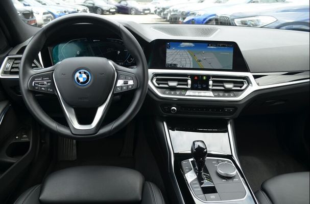 BMW 330 Touring e Sport Line 215 kW image number 11