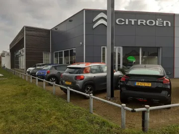 Car image 3