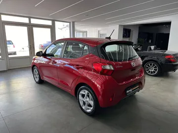 Car image 3