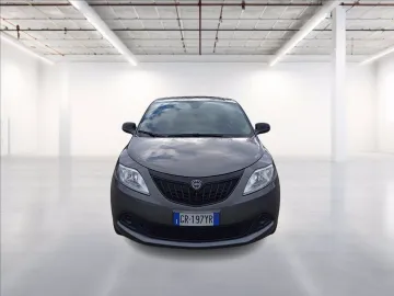 Car image 3