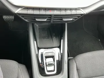 Car image 32