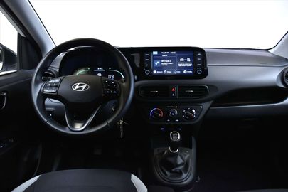 Car image 12